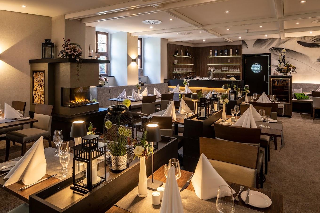 A restaurant with tables and chairs

AI-generated content may be incorrect.