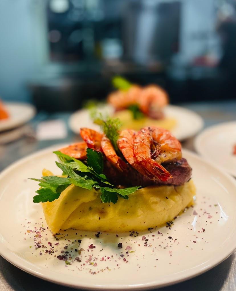 A plate of food on a table

AI-generated content may be incorrect.