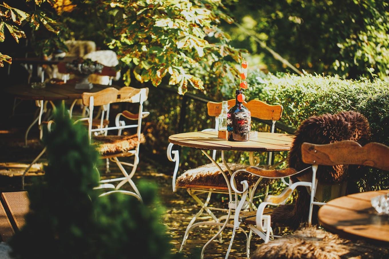 A table and chairs outside

AI-generated content may be incorrect.