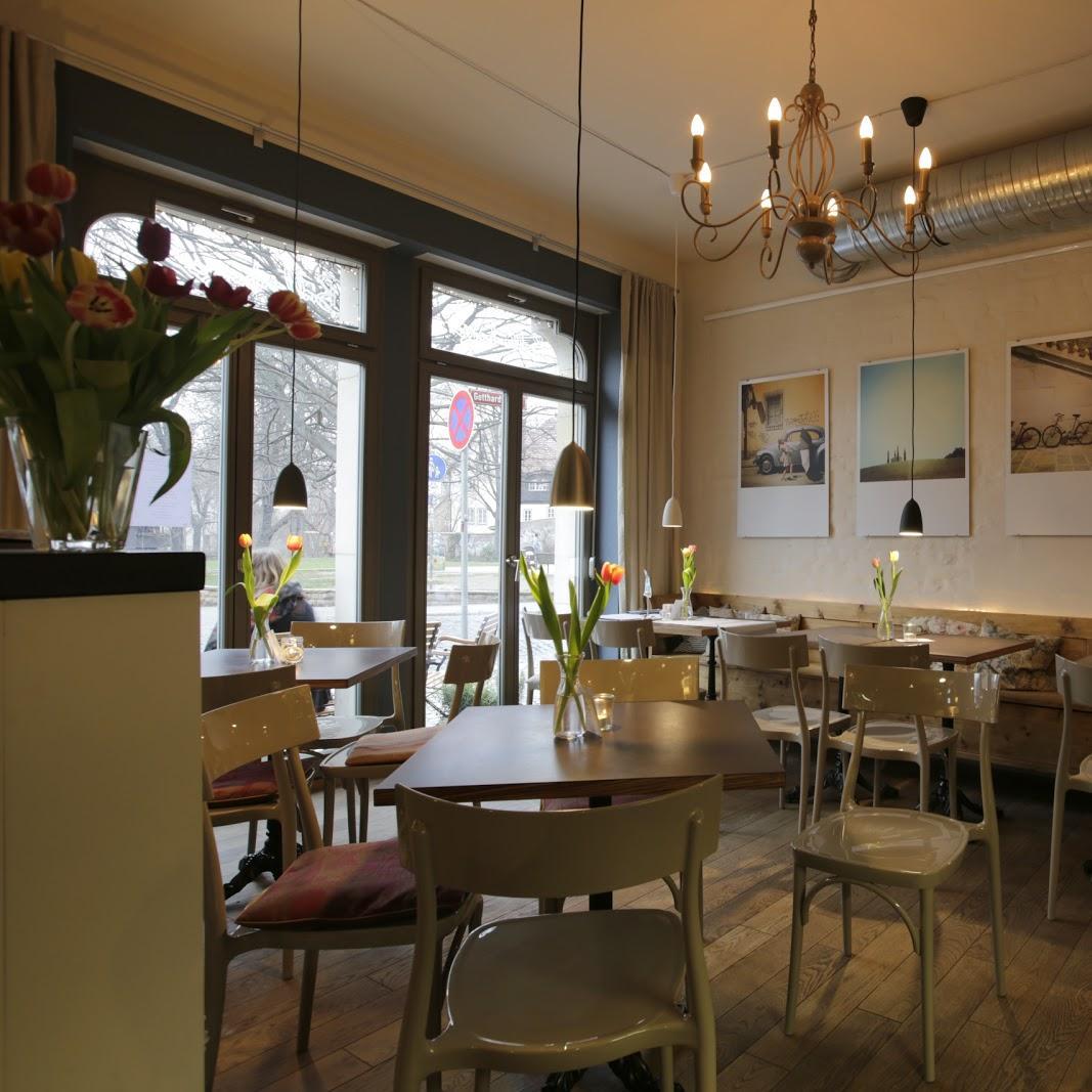 A room with tables and chairs

AI-generated content may be incorrect.