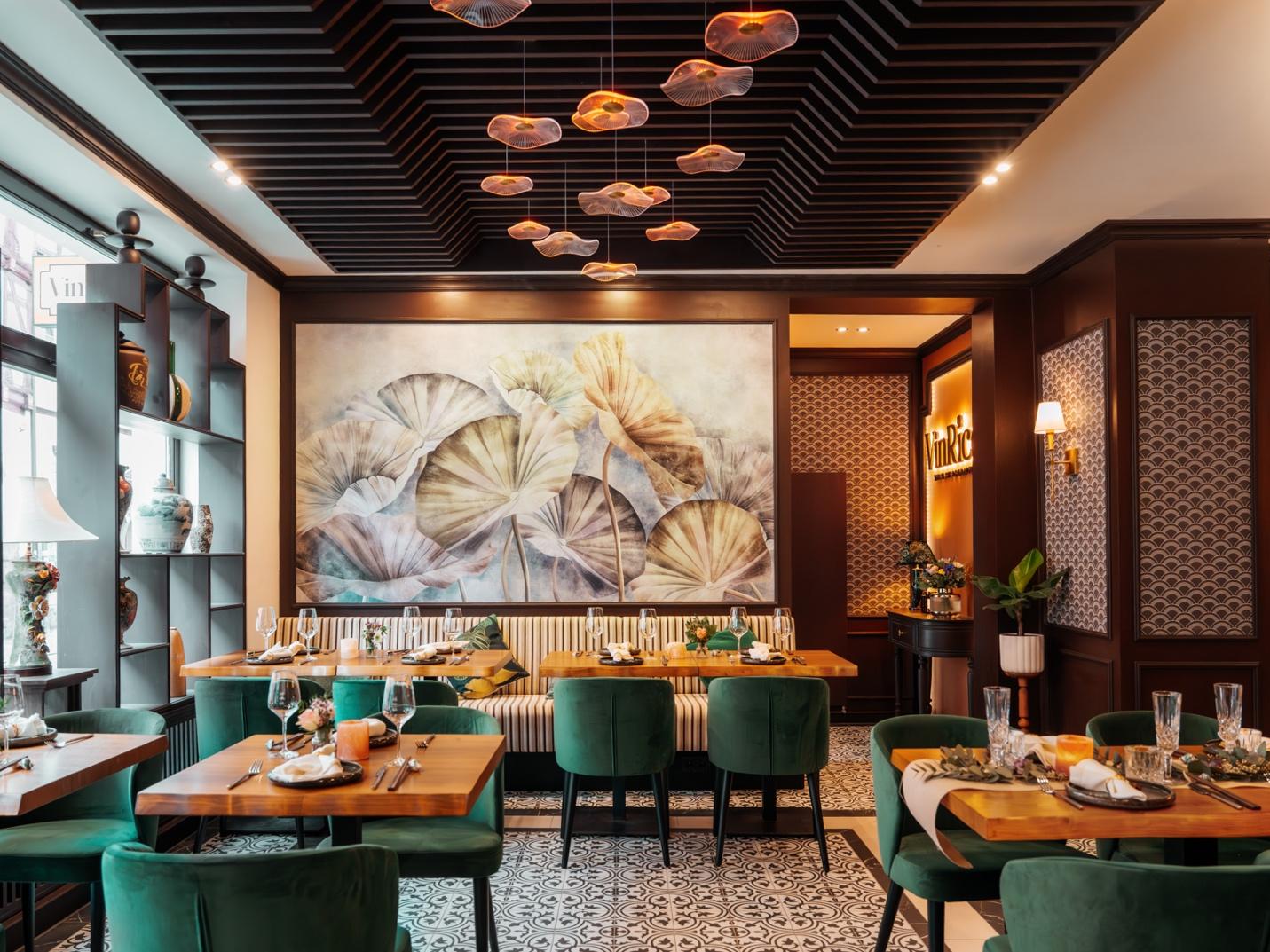 A restaurant with tables and chairs

AI-generated content may be incorrect.